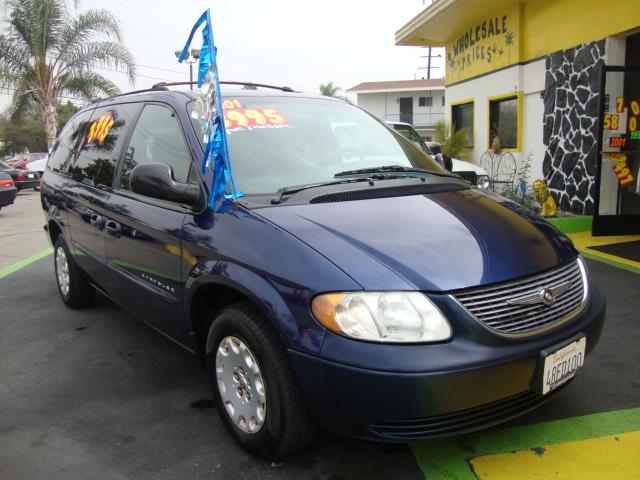 Used Chrysler Town and Country 2001 : $3995