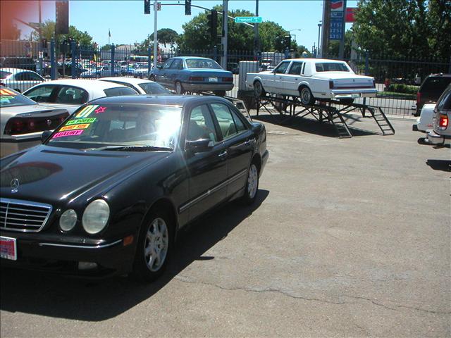 Used Mercedes Benz E Class 2001 : $10214
