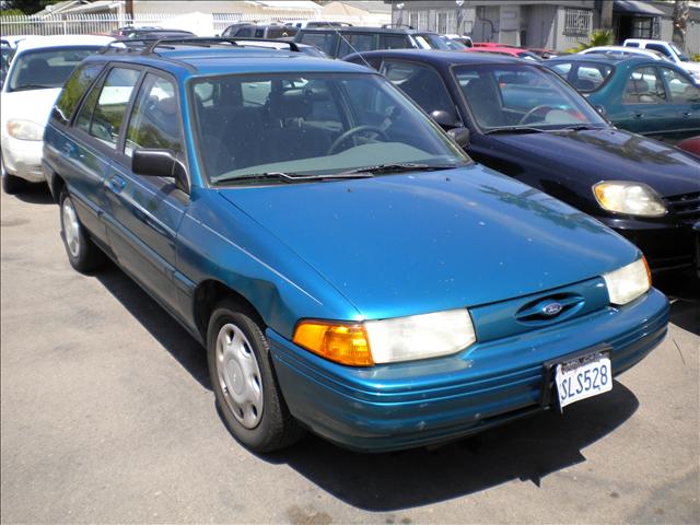 Used Ford Escort 1996 : $1984