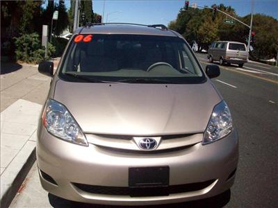 Used Toyota Sienna 2006 : $11995