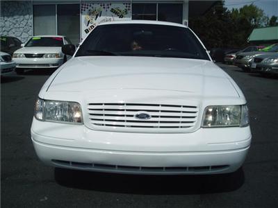 Used Ford CrownVictoria 2000 : $4999