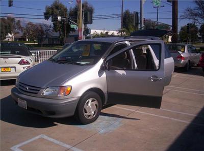 Used Toyota Sienna 2002 : $9599