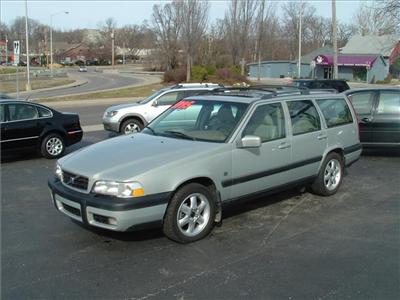Used Volvo V70 2000 : $5995