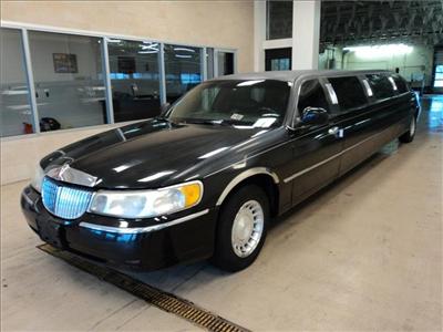Used Lincoln TownCar 2002 : $10995
