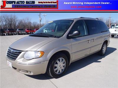 Used Chrysler TownCountry 2005 : $9999