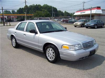 Used Ford CrownVictoria 2003 : $9950