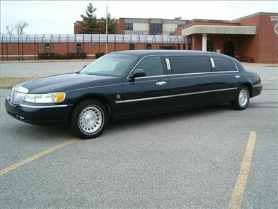 Used Lincoln TownCar 2002 : $10995