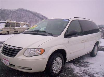 Used Chrysler TownCountry 2005 : $5995