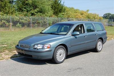 Used Volvo V70 2001 : $5900