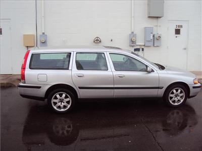 Used Volvo V70 2004 : $9990