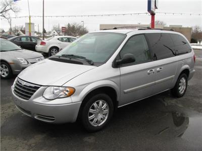 Used Chrysler TownandCountry 2005 : $10995