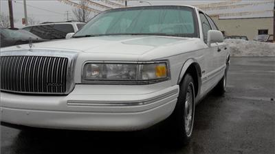 Used Lincoln TownCar 1997 : $3995