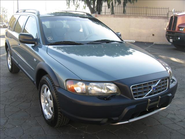 Used Volvo V70 XC 2001 : $11995