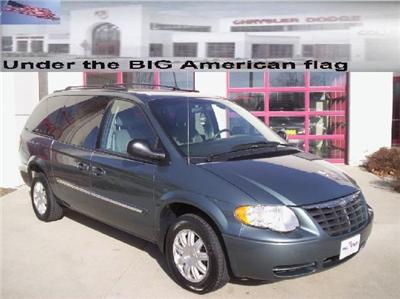 Used Chrysler TownCountry 2006 : $9880