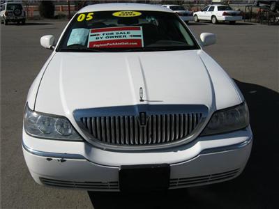 Used Lincoln TownCar 2005 : $4200