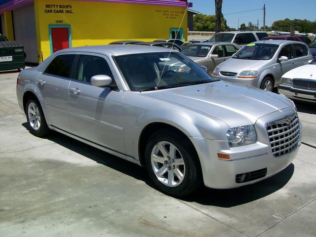Used Chrysler 300 2006 : $15977