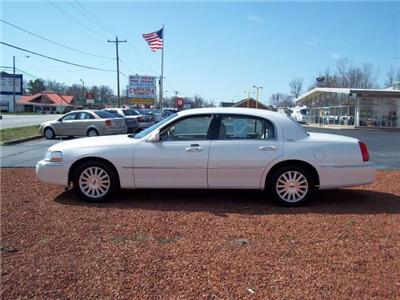 Used Lincoln TownCar 2003 : $9995