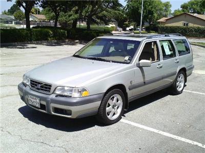 Used Volvo V70 2000 : $4950