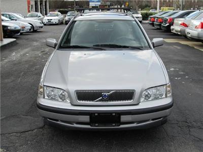 Used Volvo V40 2000 : $4999