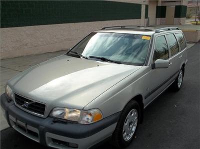 Used Volvo V70 2000 : $5995