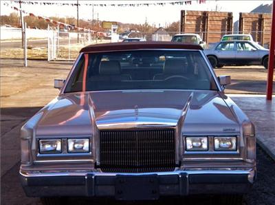Used Lincoln TownCar 1988 : $3495