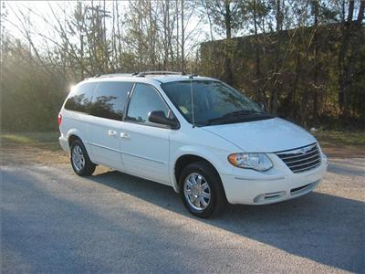 Used Chrysler TownandCountry 2005 : $9900