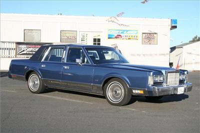 Used Lincoln TownCar 1988 : $3995